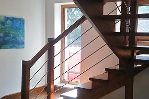 schody z drewniana porecza